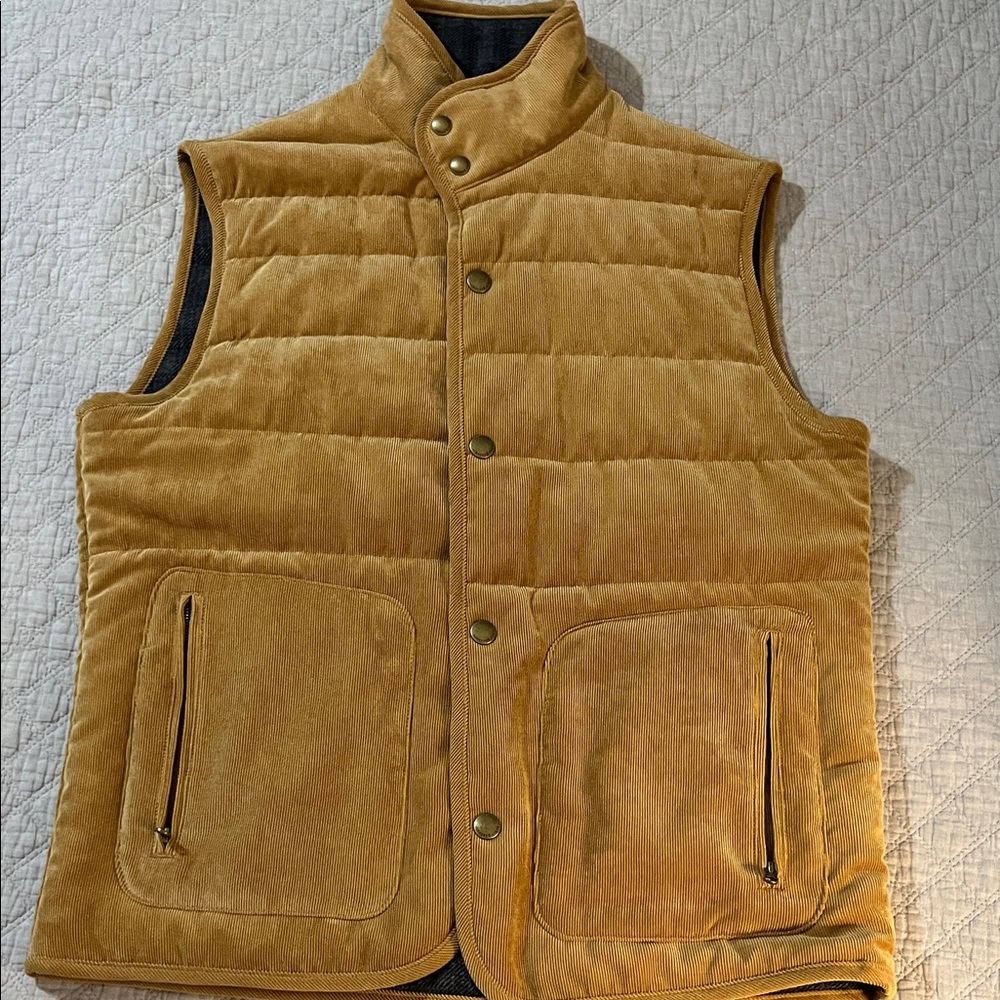 Like NEW w/o tags vineyard vines, corduroy vest, jacket.